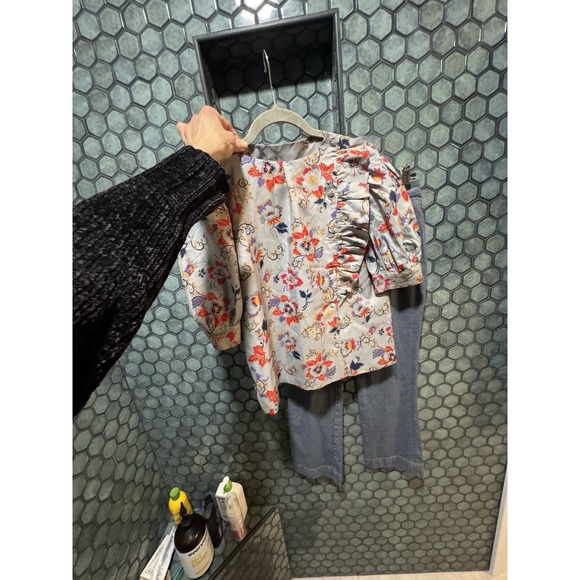 VTG Patterned Women's‎ Small Asymmetrical Ruffle Front Floral Pattern Gray Top - Picture 6 of 6